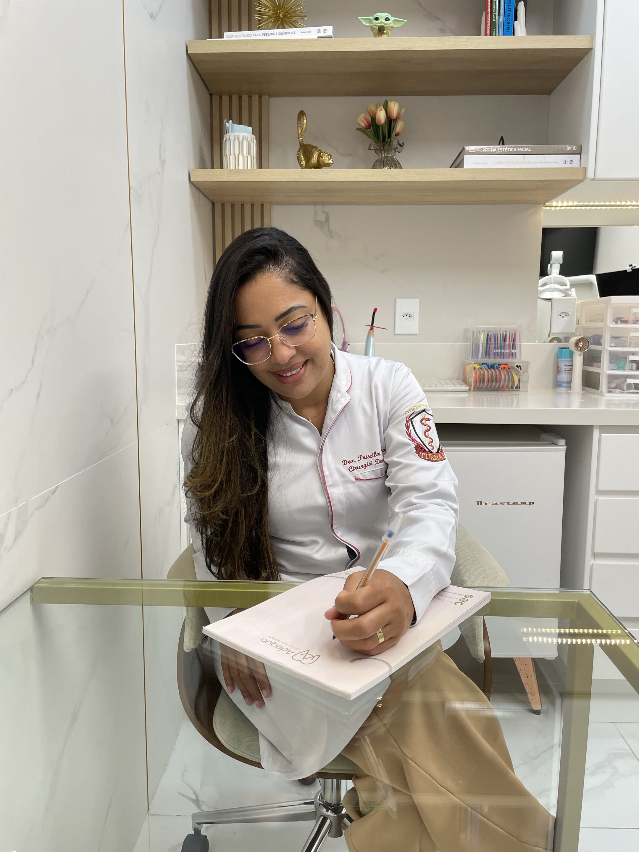 Dra. Priscila Souza no consultório Adequa